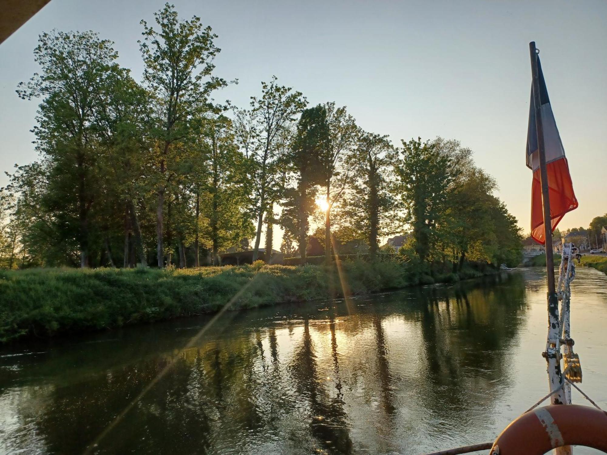 Sur La Somme A Bord De La Peniche Arche De Noe Hotel Pont-Remy Bagian luar foto